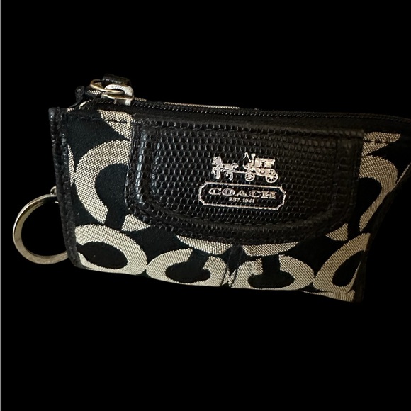Coach Signature Wallet & Keychain with Carriage Logo & Embossed Leather - Picture 3 of 5